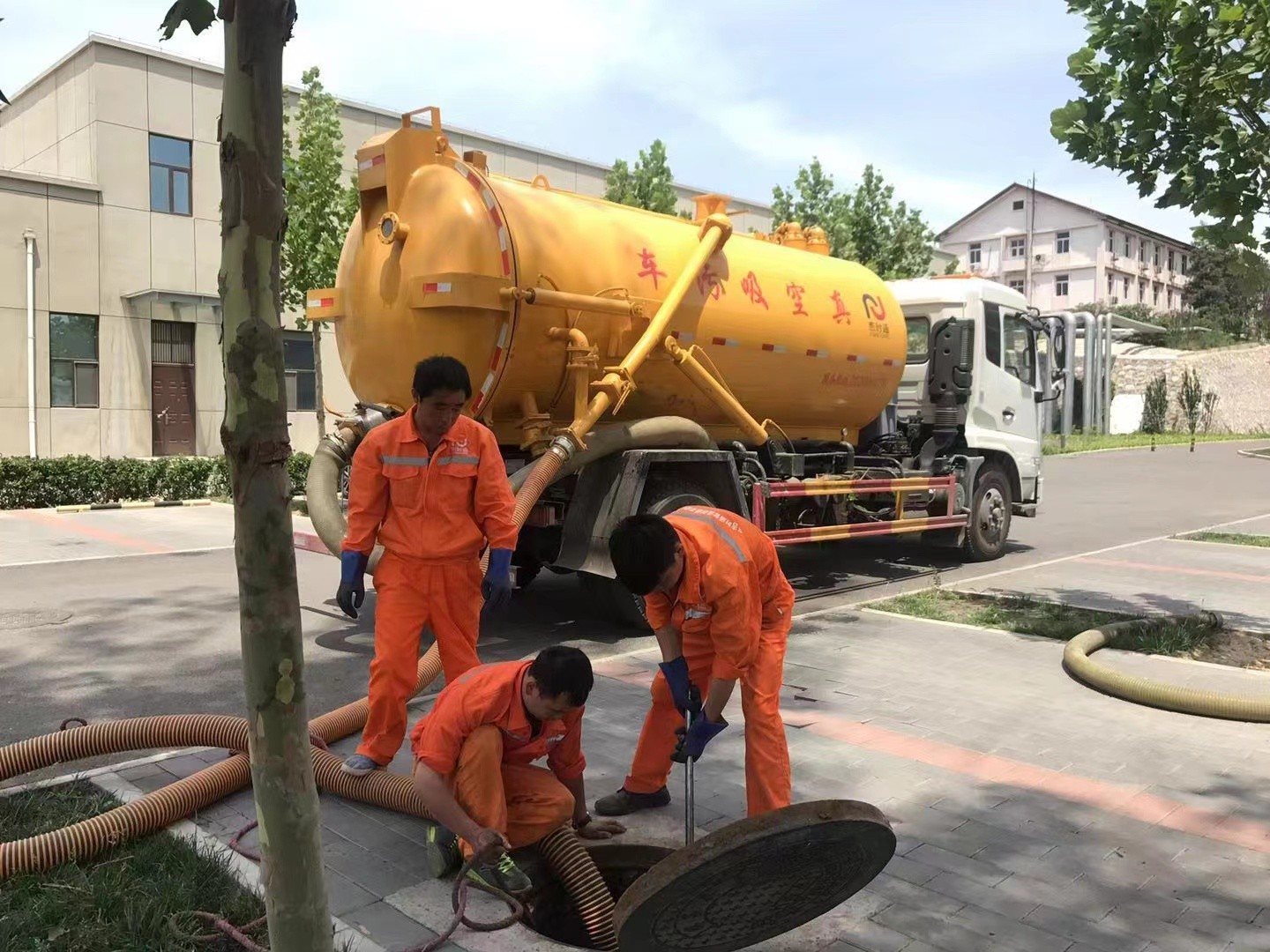 张港镇管道疏通车停在窨井附近