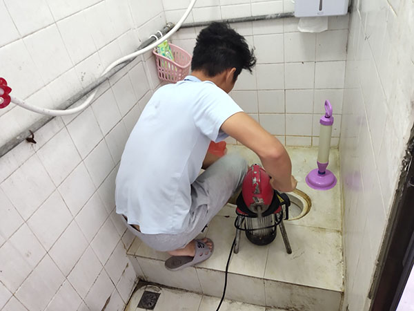 张港镇管道堵塞冒臭气 专业师傅现场解决问题