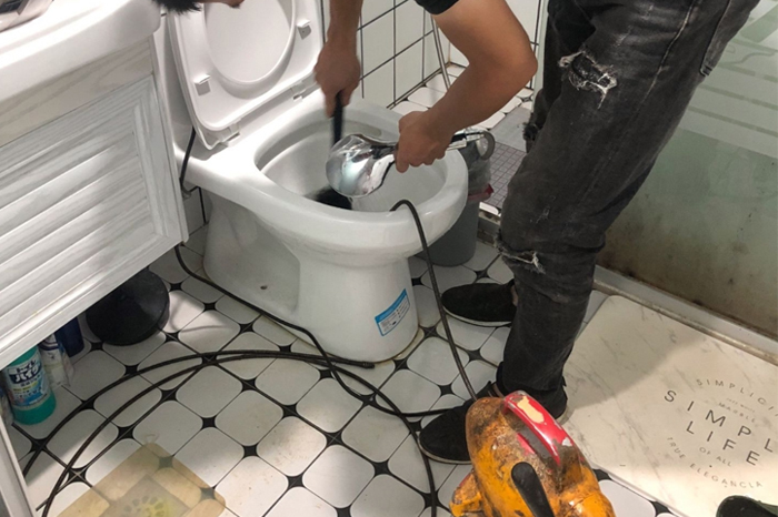 张港镇马桶堵塞自己疏通还是找师傅?专业上门服务让你省时更省心