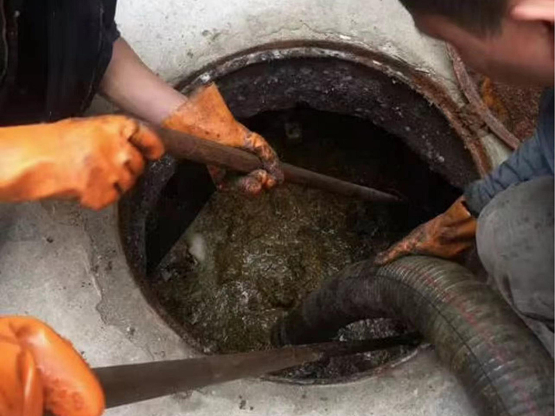 张港镇清理化粪池时如何避免沼气的危害?